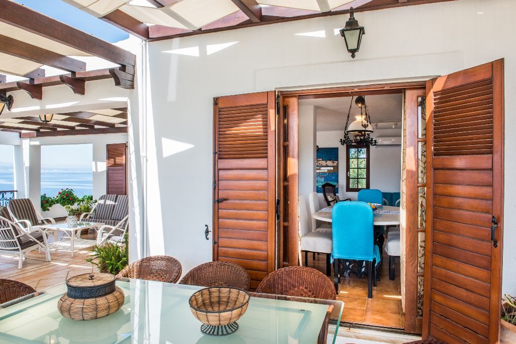 VERANDA AND LIVING ROOM