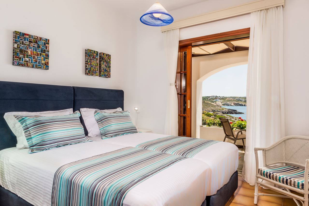 sea view bedroom- single beds