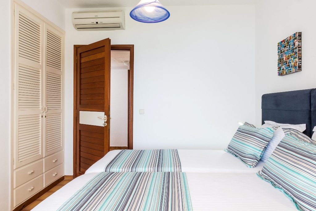 sea view bedroom- single beds